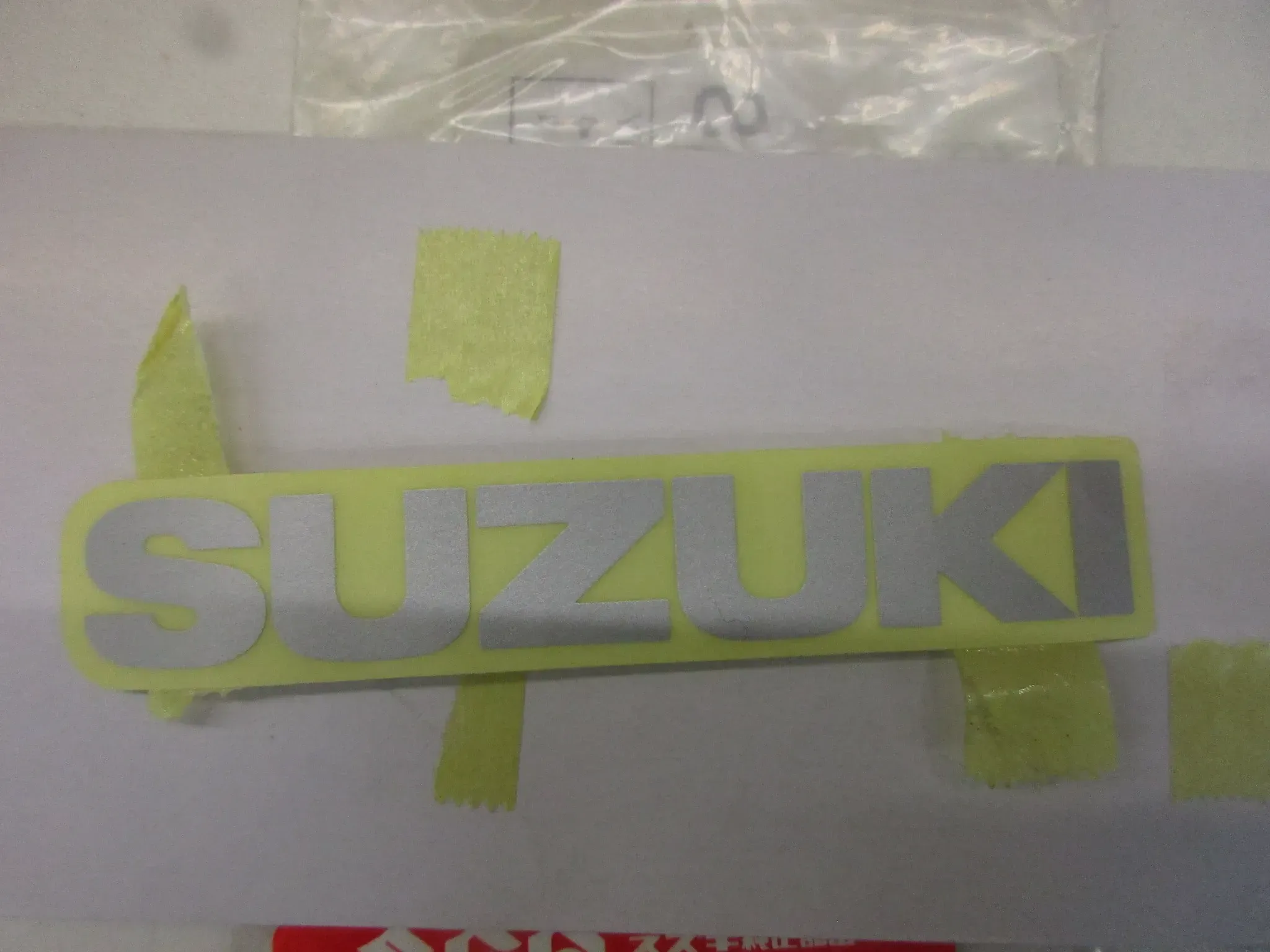 E1082. Suzuki VL 800 Intruder Aufkleber Dekor 68271-34A00-YES Emblem Verkleidung Schriftzug - Bild 1