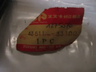 E1618. Suzuki GT 380 Fußrastenhalter Fussraste 43511-33100 vorne rechts Halter - Bild 5