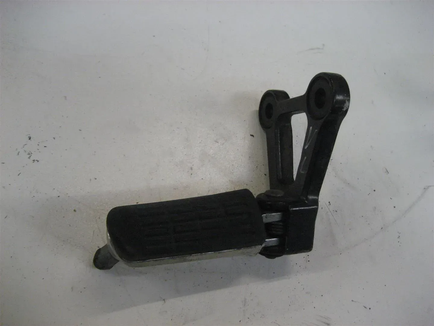 2. HONDA CBR 1000 F SC21 FUßRASTE VORNE LINKS FUßRASTENHALTER FUßRASTENBRÜCKE - Bild 1