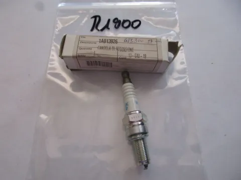 Background image for R1900 Piaggio Vespa GTS 300 Zündkerze 1A013926 Motor