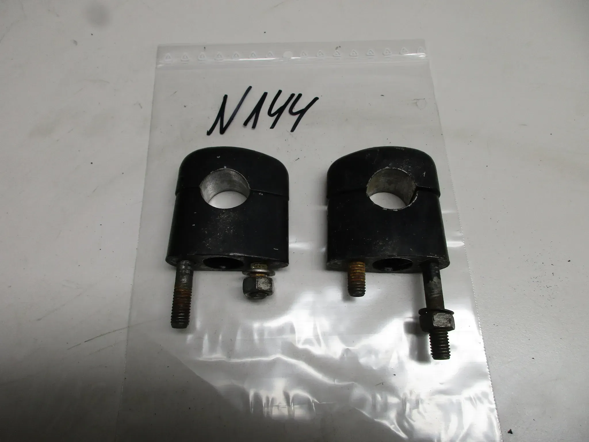 N144 BMW R80 R100 Lenkeraufnahme Lenker Lenkererhöhung Klemme - Bild 1