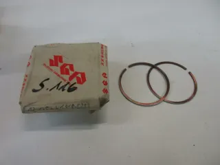 S116 Suzuki RM 100 Kolbenringe Übergröße 0.25 Original Kolben 12140-41610-025 - Bild 1