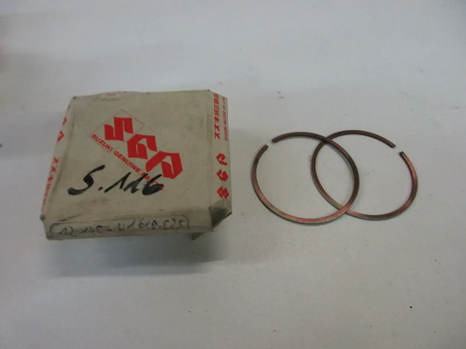 S116 Suzuki RM 100 Kolbenringe Übergröße 0.25 Original Kolben 12140-41610-025 - Bild 1
