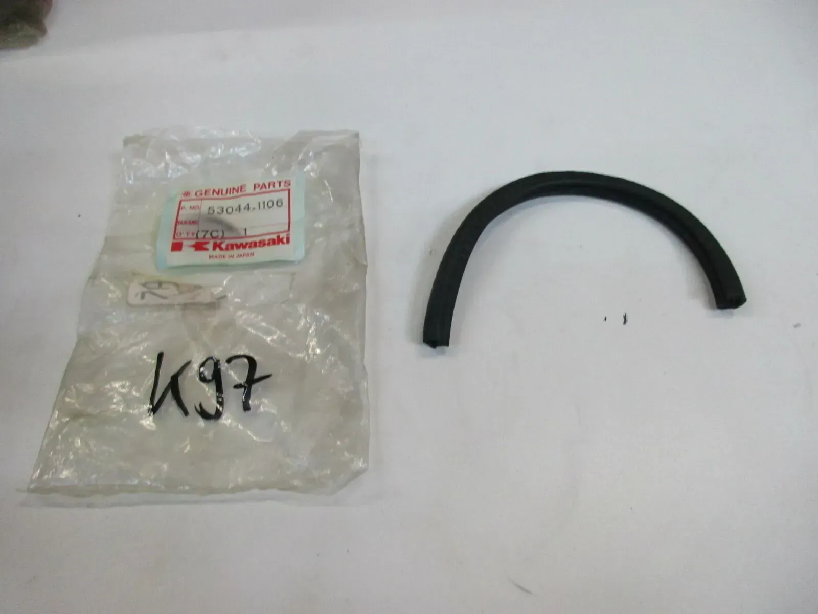 K97 Kawasaki KLR 650 ZX-7 Dichtung Profil Benzintank Kantenschutz 53044-1106 - Bild 1