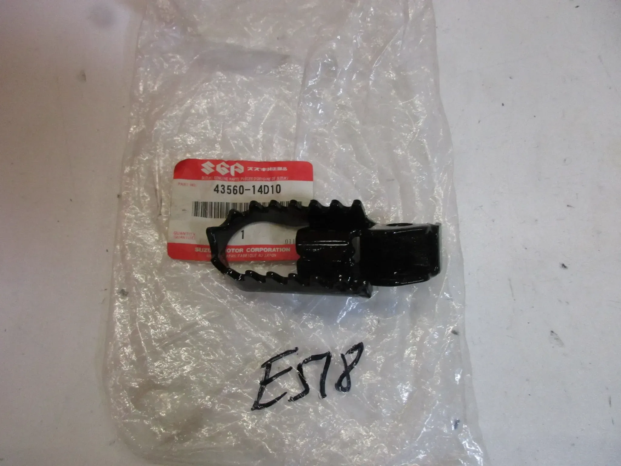E518. Suzuki DR 350_600 Fußraste vorne links 43560-14D10 Fussraste Fahrerraste - Bild 1
