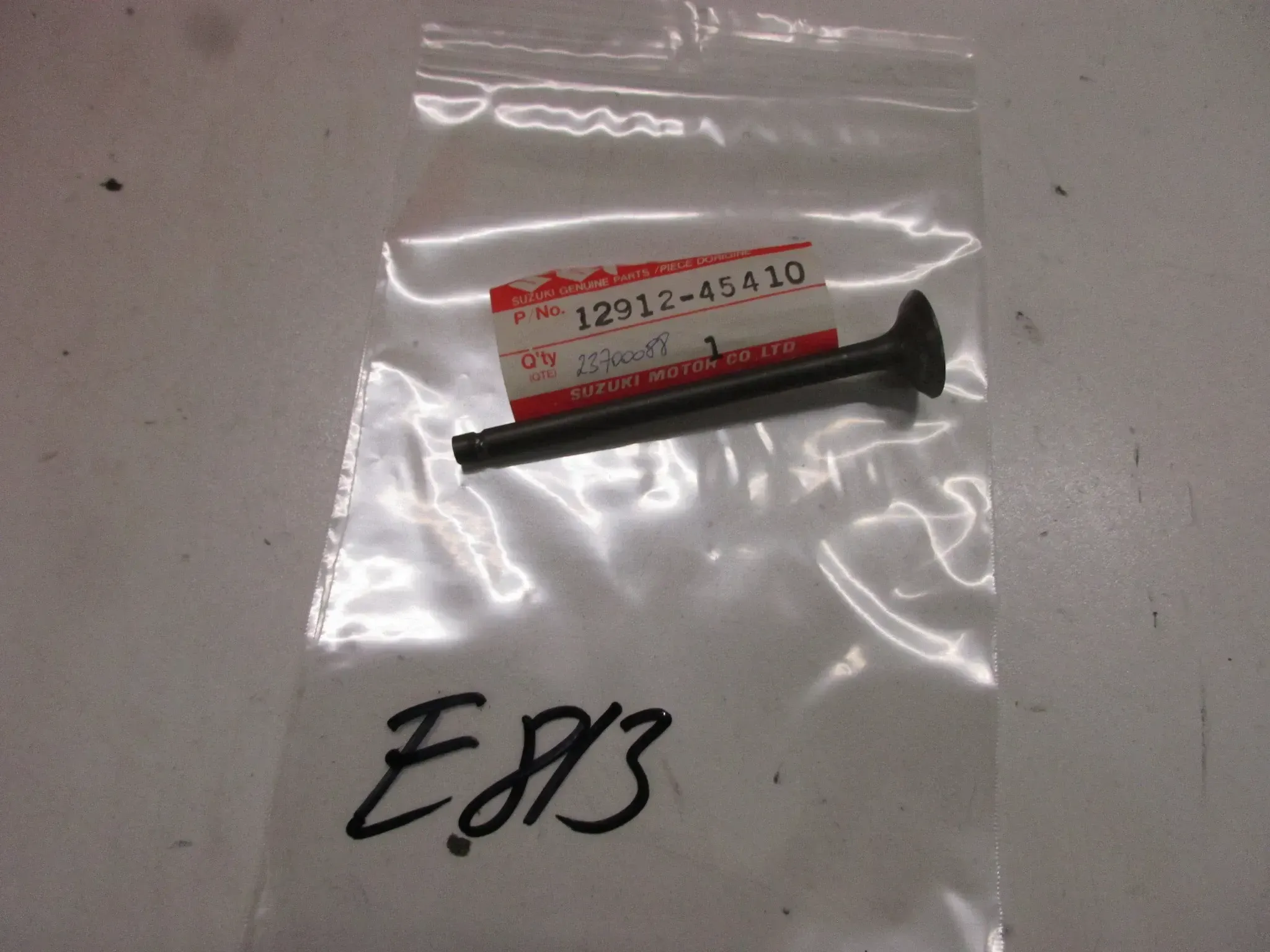 E813. Suzuki GSX 750 Auslassventil Ventil 12912-45410 Nockenwelle Motor Zylinderkopf - Bild 1