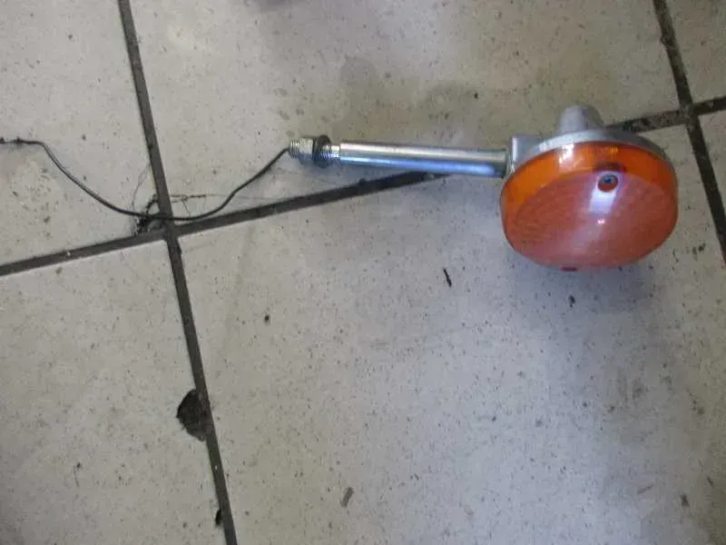1. SUZUKI GS 550 E BLINKER VORNE RECHTS TURN SIGNAL - Bild 1