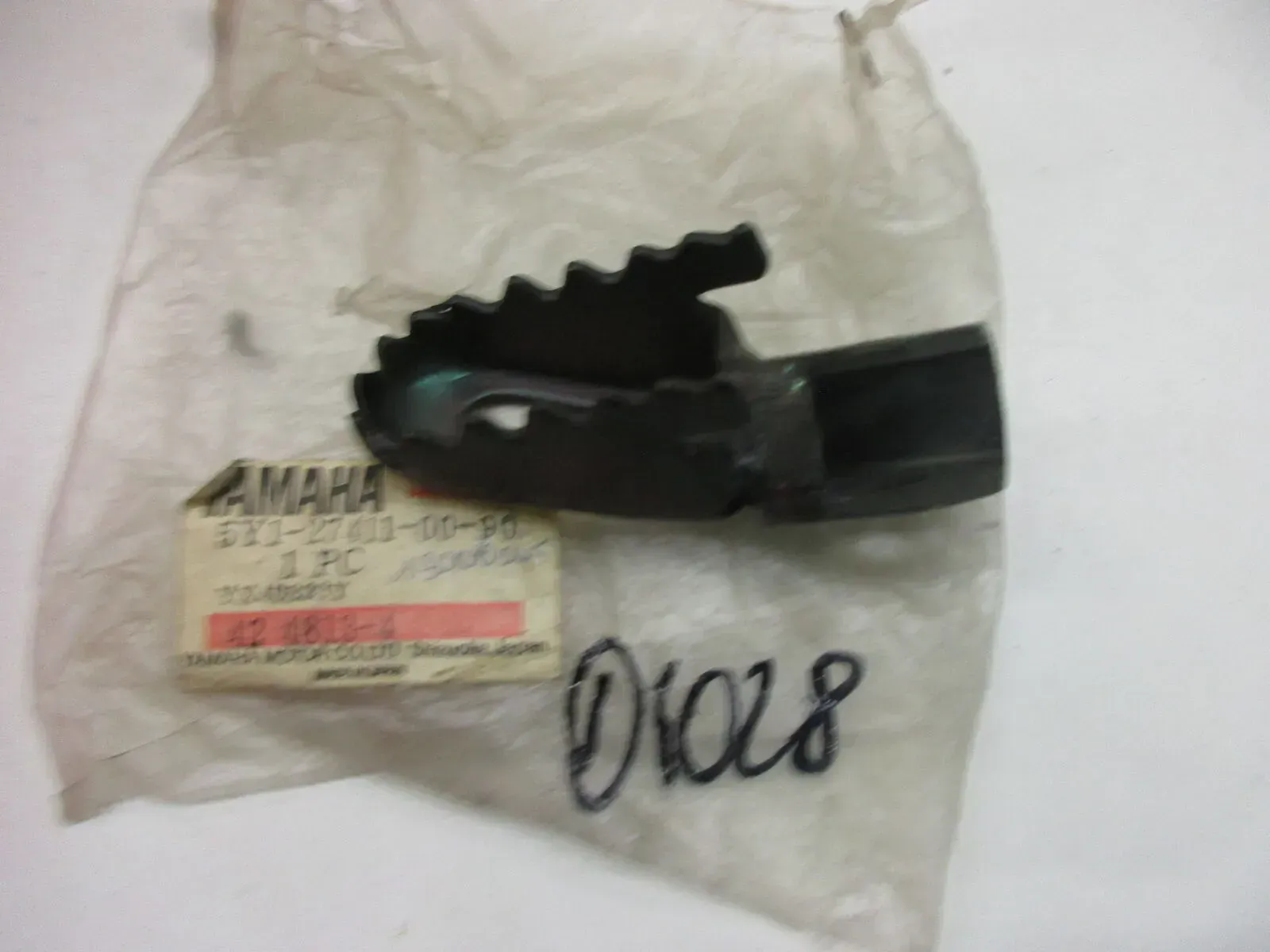 Fußraste 5Y1-27411-00-90 D1028. Yamaha XT 600 E vorne links Fussraste Fahrerrast - Bild 1