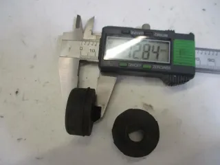 Vibrationsdämpfer Gummi Sitzbank 1. Suzuki GSX-R 1100 W GSXR GU 75 C Heckrahmen - Bild 2