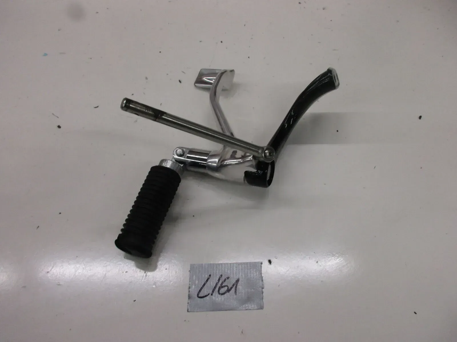 Fußrastenhalter Bremspedal L161. Harley Davidson XL 1200 C Fußraste vorne rechts - Bild 1
