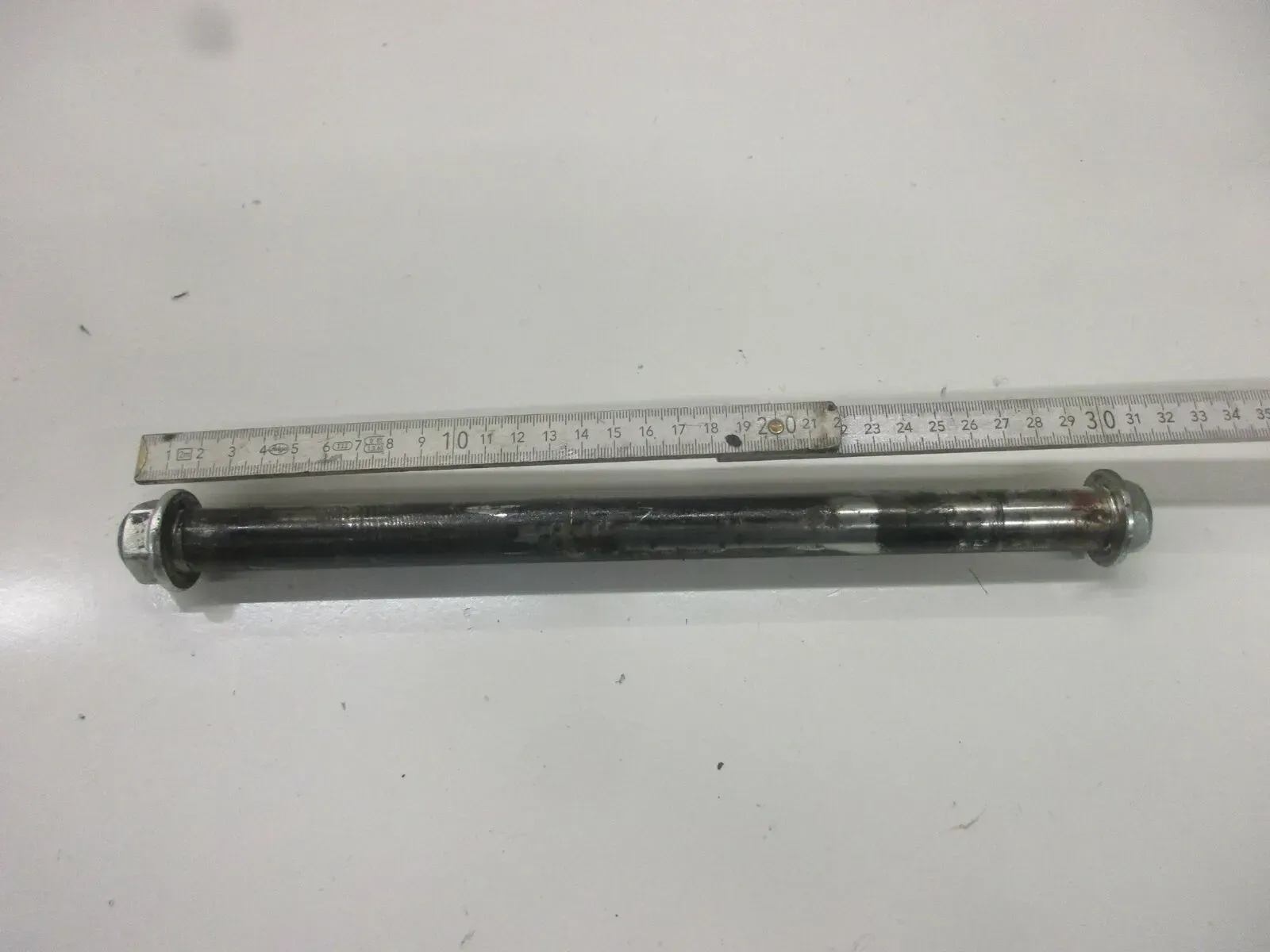 Kawasaki ER-6 N ABS ER650A Schwingenachse 20 mm Acshe Bolzen Schraube Schwinge - Bild 1