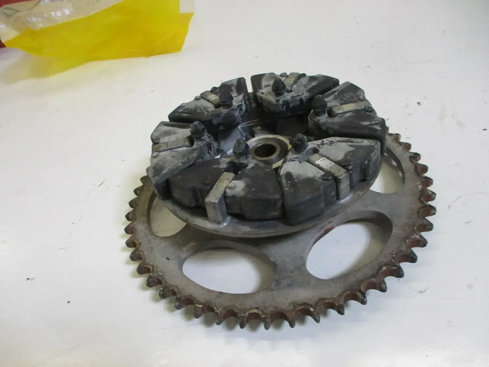 2. Suzuki GS 550 E Bj.78 Kettenradträger mit Ruckdämpfer Anfahrgummi Gummi - Bild 1