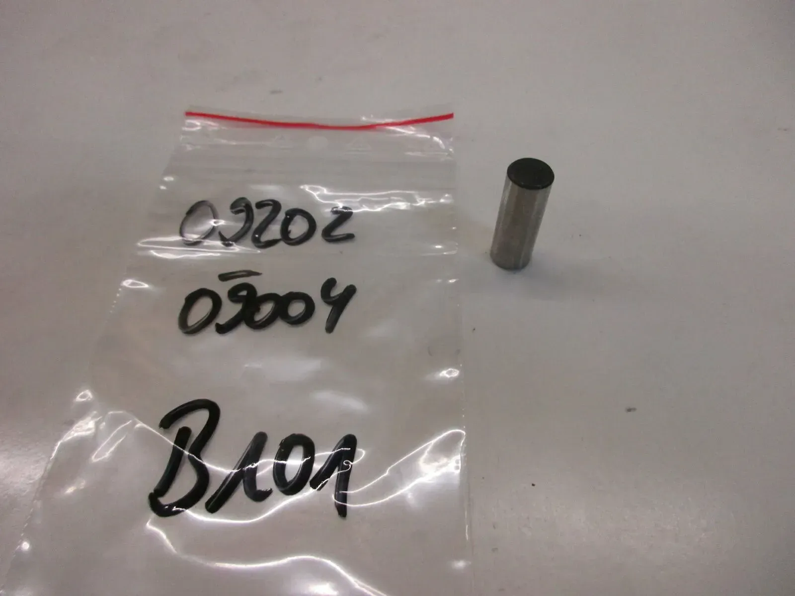 B101. Suzuki GS 850_1000 Achse Hülse Bolzen Motor Getriebe Stift 09202-09004 - Bild 1