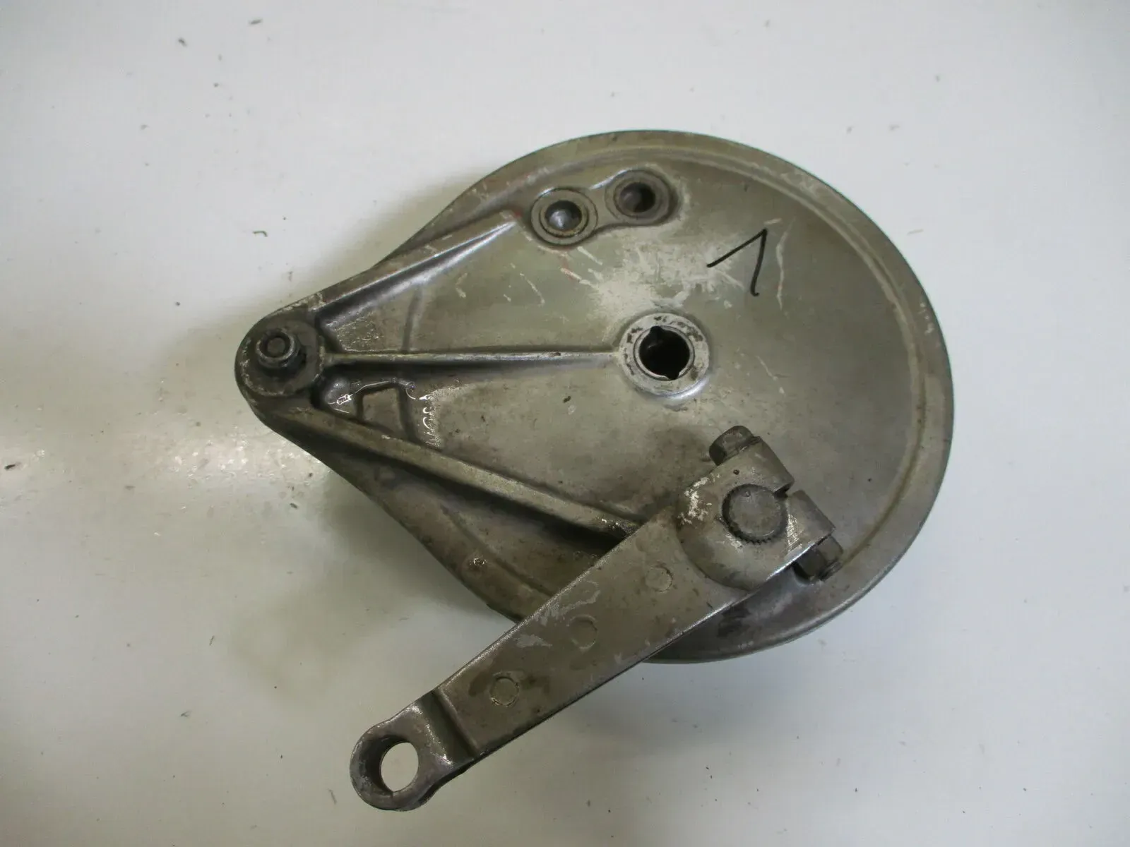 11. HONDA CX 500 C PC01 Bremstrommel (1) Bremsankerplatte hinten mit Bremsbelag - Bild 1