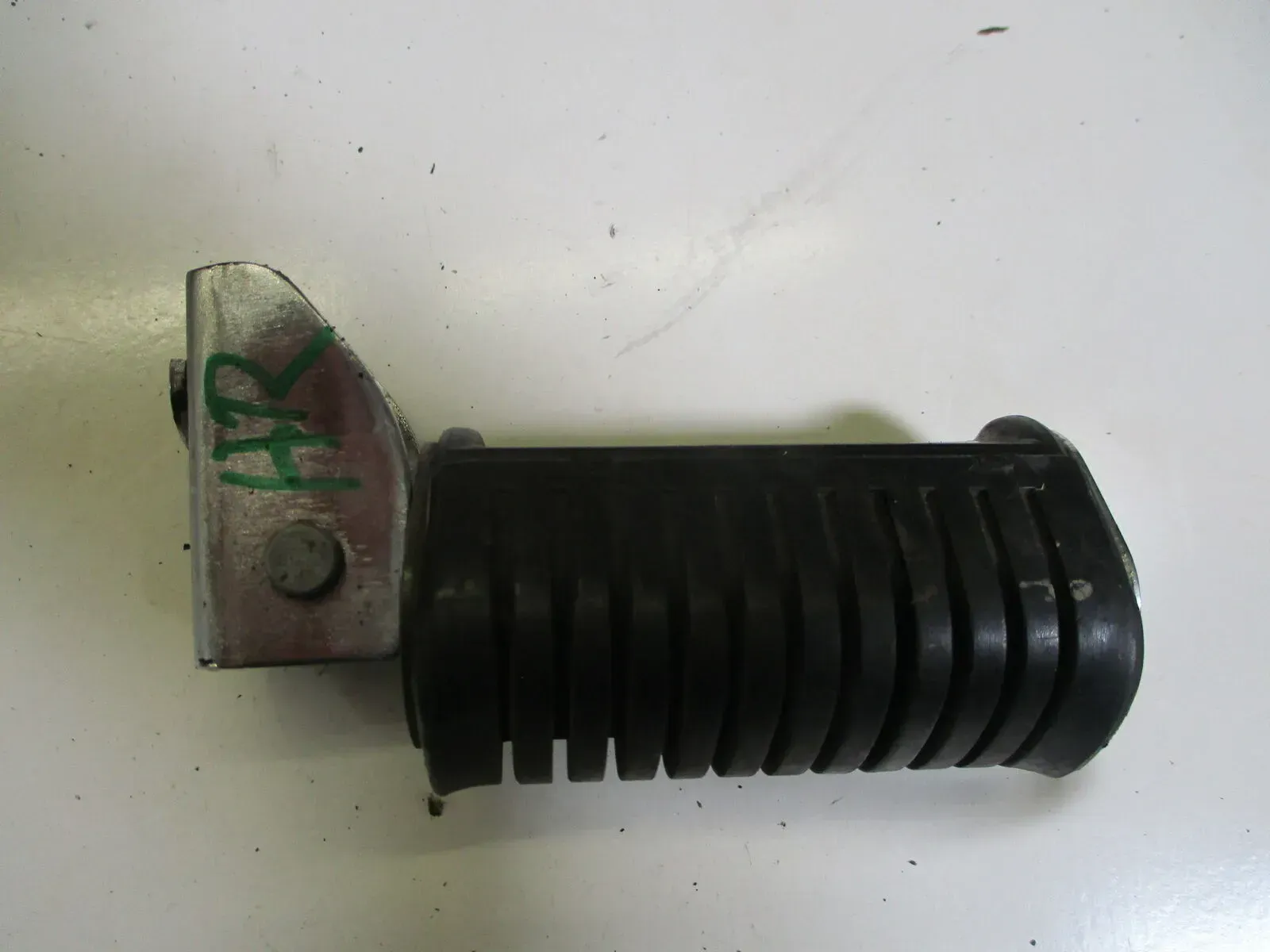 Honda CB 650 C_SC RC 08 Fußraste hinten rechts Fußrastenhalter foot rest rear ri - Bild 1