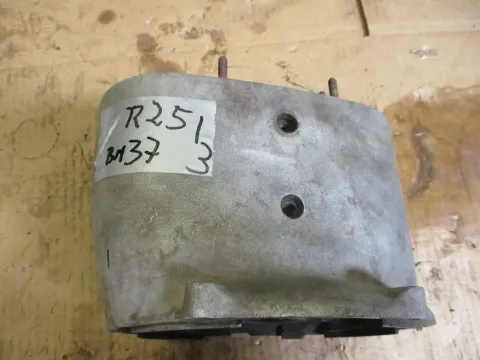 Background image for Getriebe 22423180120 Gehäuse BM37 BMW R 25/3 Getriebeblock gear box Lagerauflösu