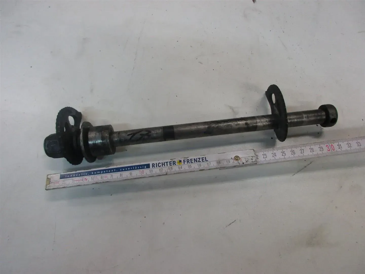 SUZUKI DR 650 RSE SP43B STECKACHSE HINTEN ACHSE HINTERRAD AXLE WHEEL - Bild 1