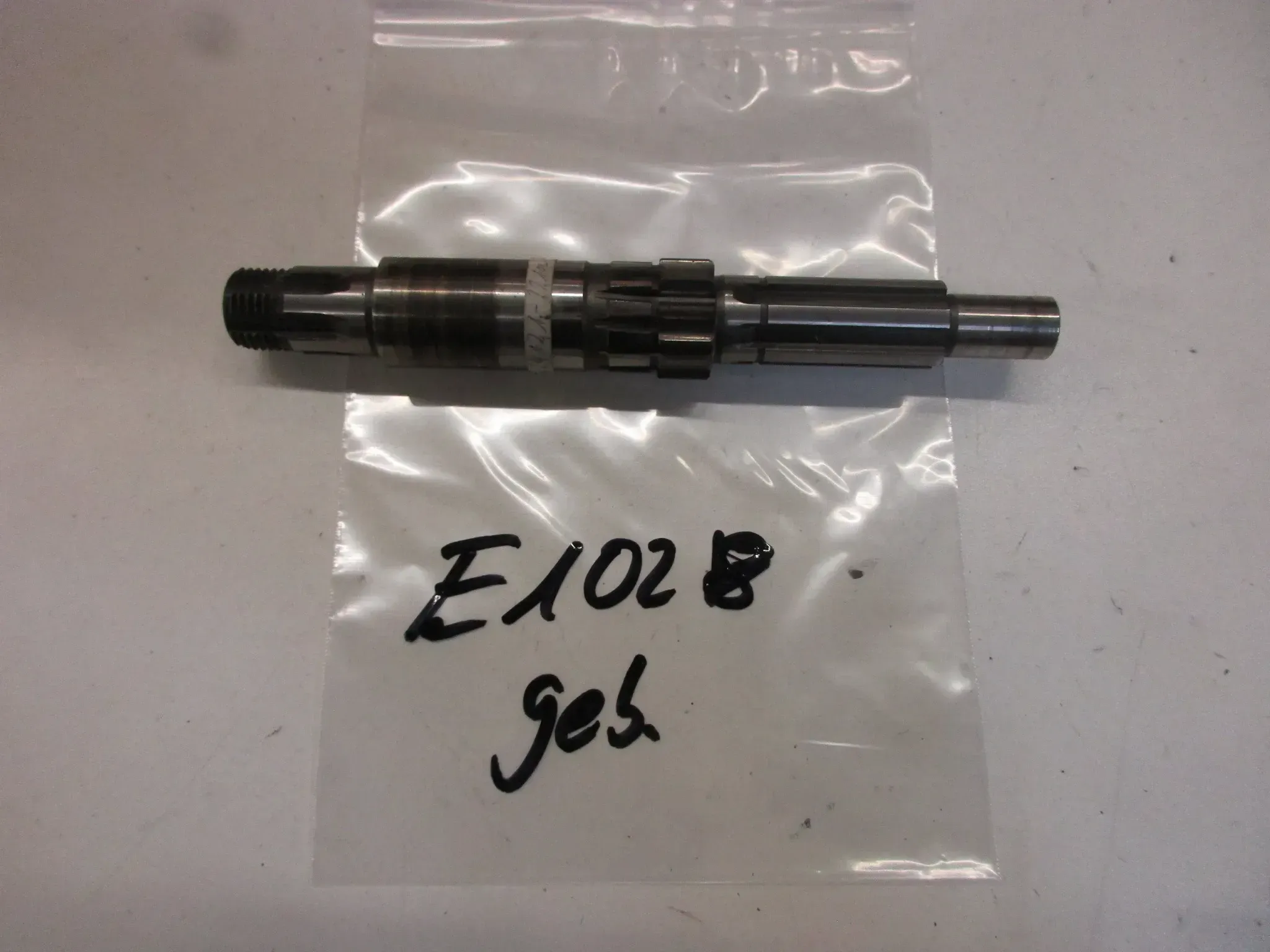E1028. Suzuki RV 50 Getriebewelle Motor 24121-22100 Antriebswelle Getriebe - Bild 1