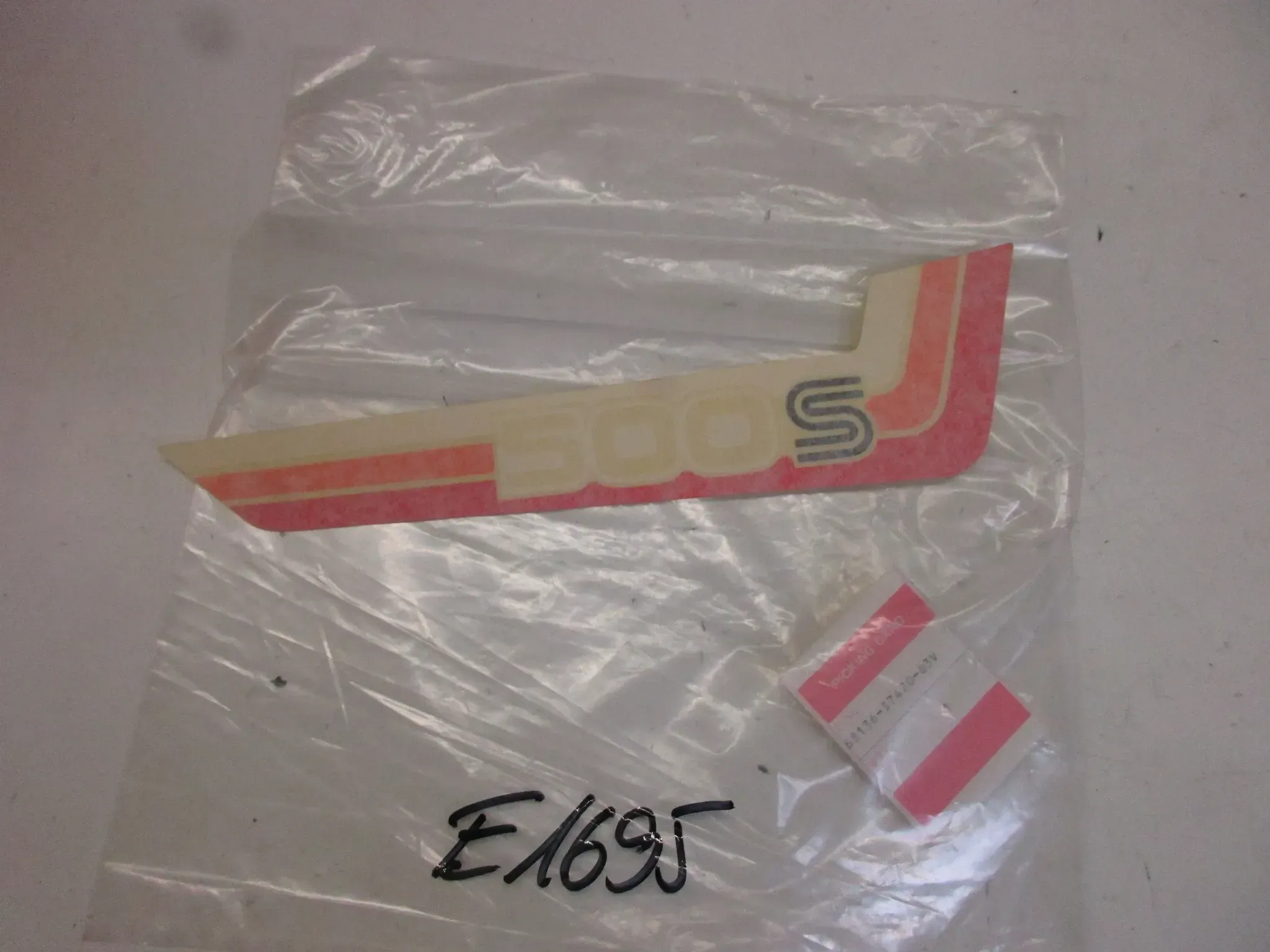 E1695. Suzuki DR 500 S Aufkleber Dekor 68136-37420-83V Verkleidung Emblem - Bild 1