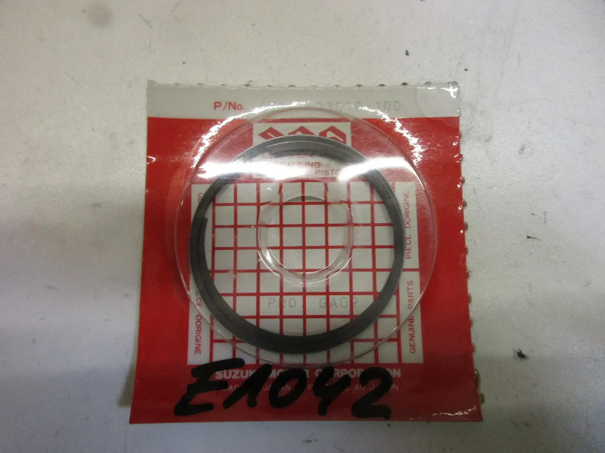 E1042. Suzuki A 100 Kolbenringe Kolben 12140-23010-100 Original Übergröße 1.0 - Bild 1