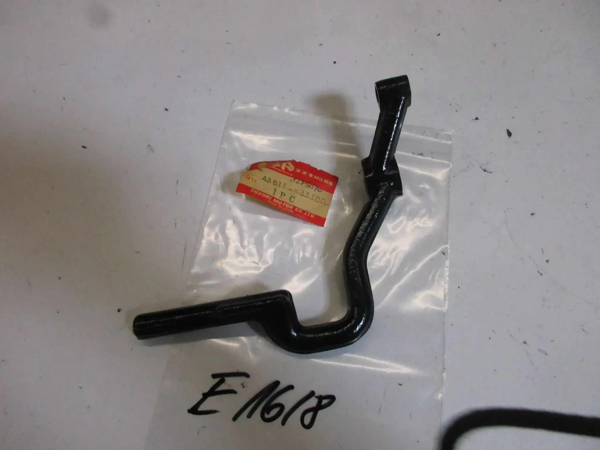 E1618. Suzuki GT 380 Fußrastenhalter Fussraste 43511-33100 vorne rechts Halter - Bild 1