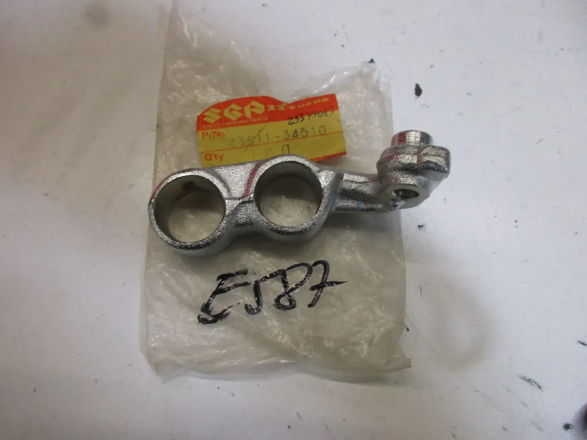E587. Suzuki GS 550_650 E Fußrastenhalter vorne rechts 43511-34510 Fußraste - Bild 1