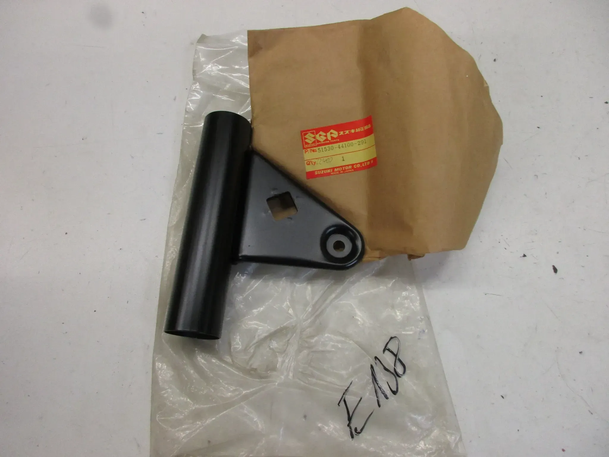 E138. Suzuki GS 450 Scheinwerferhalter Lampenhalter 51530-44100-291 rechts Träger - Bild 1