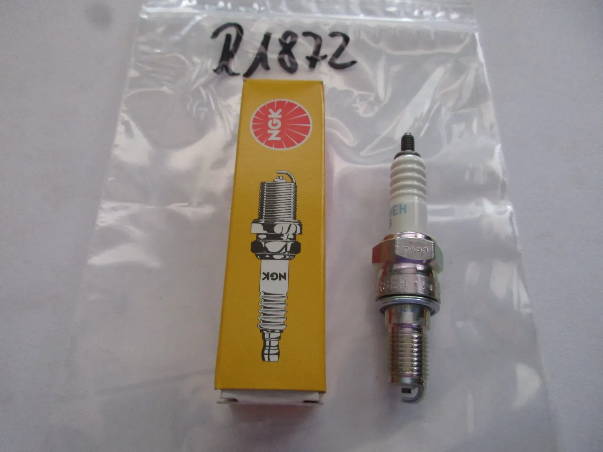 R1872 NGK CR8EH-9 Honda CBF 600_1000 Zündkerze Motor 5666 - Bild 1