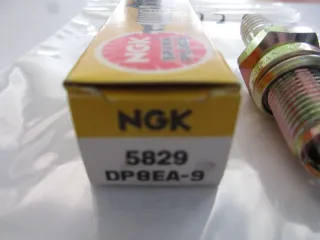R1877 NGK DP8EA-9 Zündkerze Hyosung Cagiva Motor 5829 Ø 14 mm - Bild 2