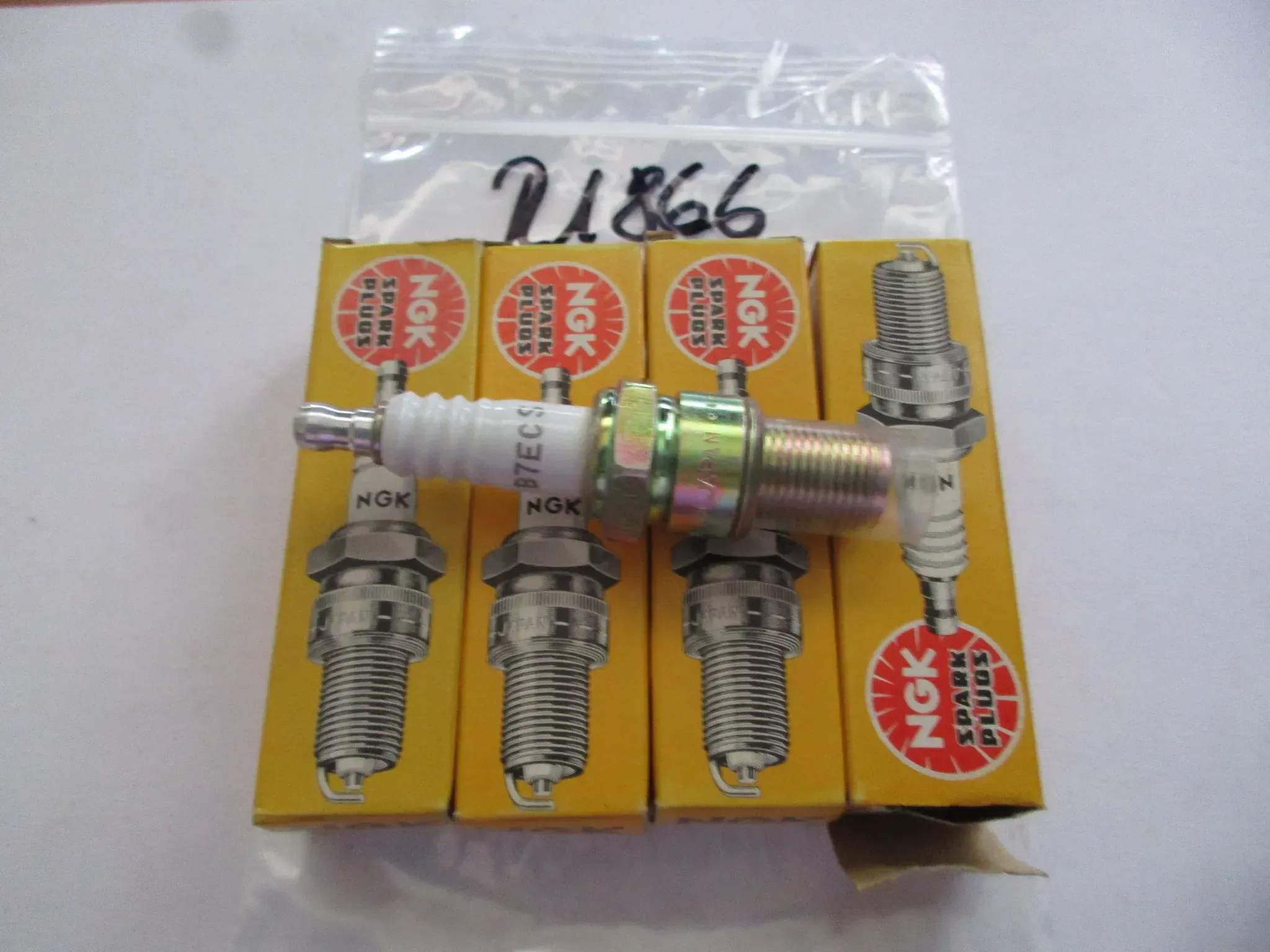 R1866 NGK B7ECS Suzuki Yamaha Kawasaki Zündkerzen Ø 14 mm Motor - Bild 1