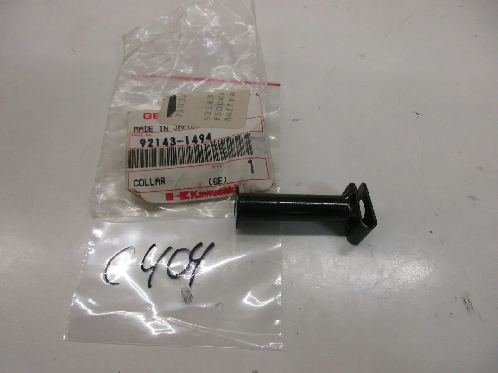 C404. Kawasaki ZXR 400 ZX400L Federteller Halter Verkleidungshalter 92143-1494 - Bild 1