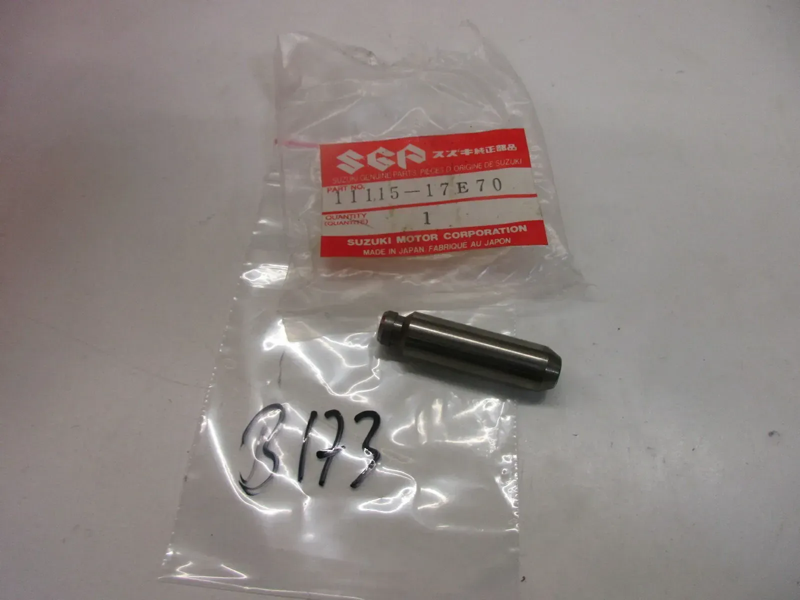 B173. Suzuki GSX-R 750 W Ventilführung Motor Zylinderkopf Ventil 11115-17E70 - Bild 1