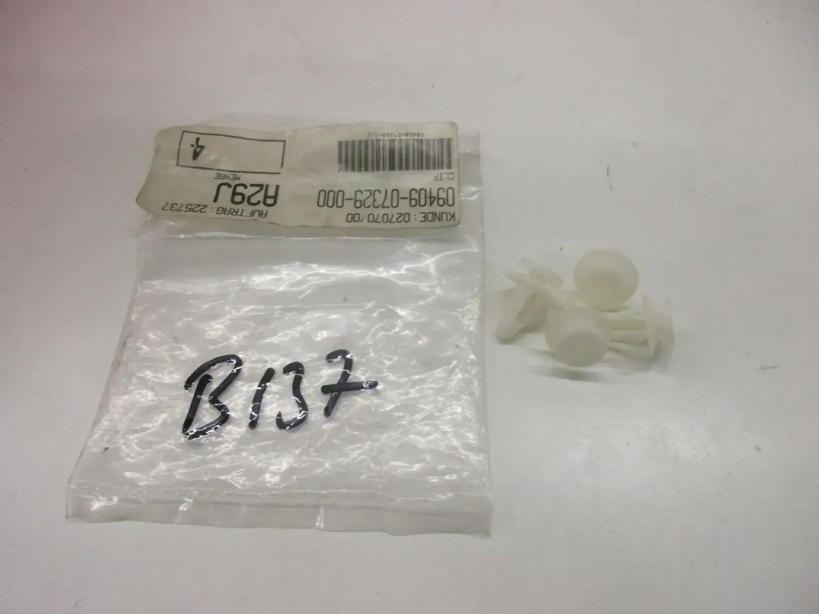 B137. Suzuki GSF 600_1200 Stopfen Kappe Verschluss Verkleidung Clip 09409-07329 - Bild 1
