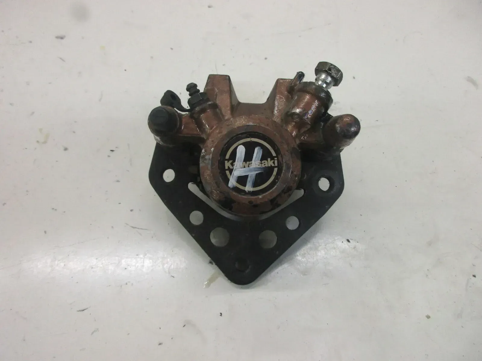 1. Kawasaki GPZ 550 UT ZX 550 A Bremssattel hinten Bremszylinder Bremskolben - Bild 1