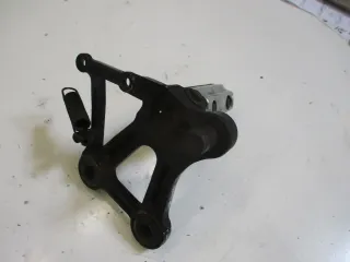 6. Honda CBR 1000 F SC21 Fußraste vorne rechts Fußrastenhalter Fußrastenbrücke - Bild 3
