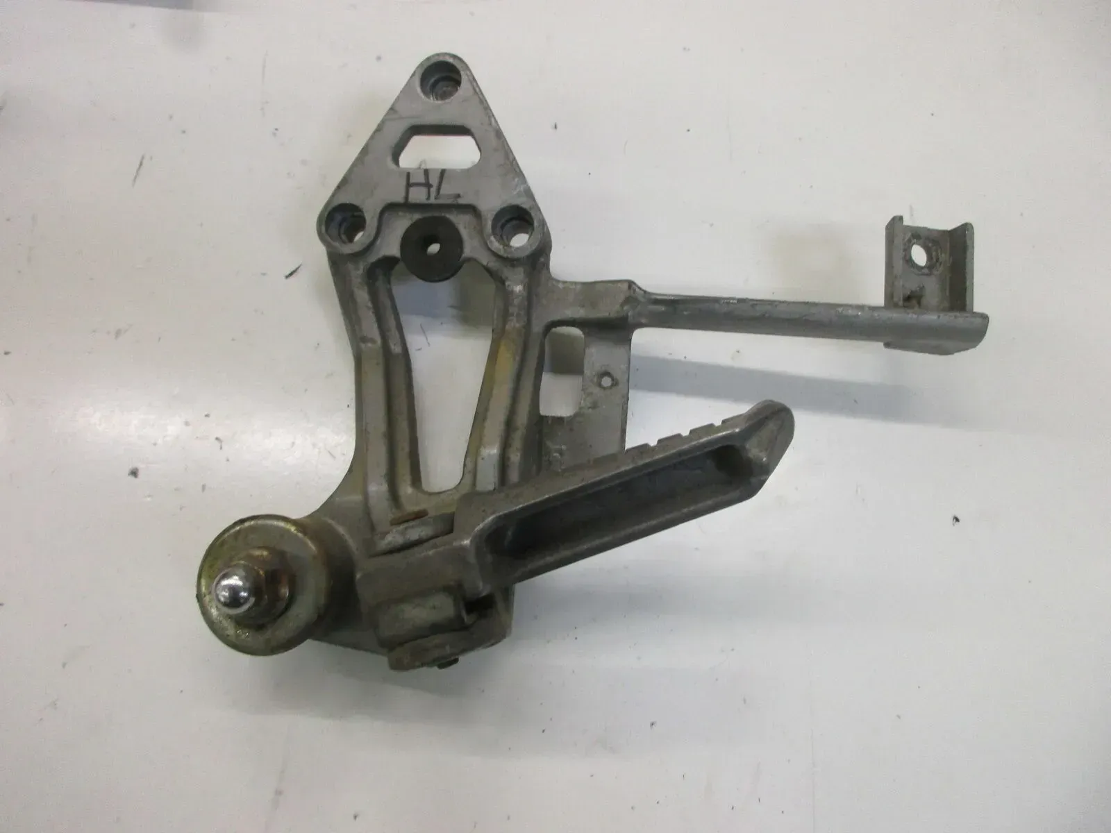1. Kawasaki GPX 750 R ZX 750 F Fußrastenhalter mit Fußraste hinten links Sozius - Bild 1