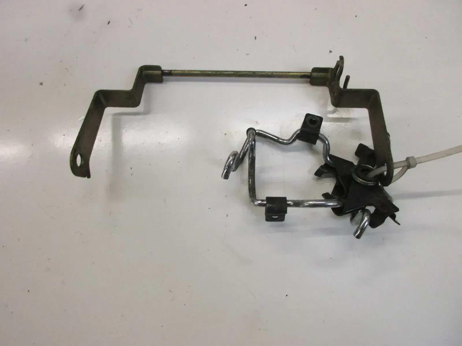 1. Kawasaki GPX 750 R ZX 750 F Sitzbankhalter Sitzverrieglung Verschluß Halter - Bild 1