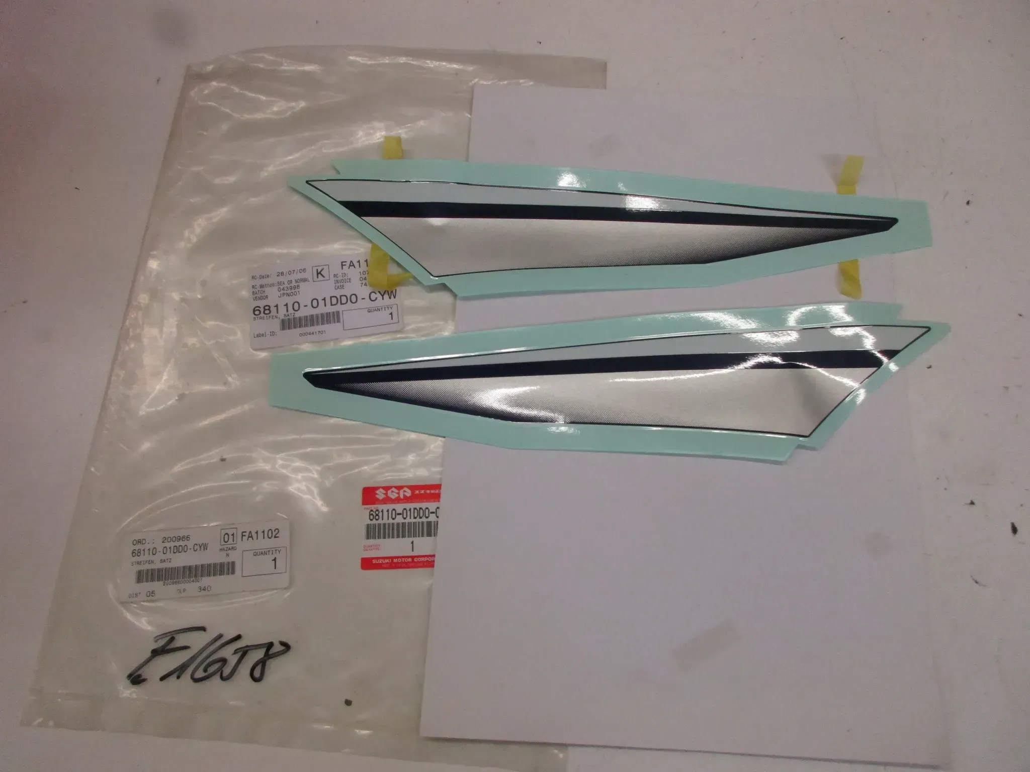 E1658. Suzuki GS 500 F Aufkleber Dekor 68110-01DD0-CYW Verkleidung Emblem Logo - Bild 1