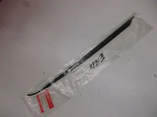 E1681. Suzuki GSX 750 E Aufkleber Dekor 68190-31320 Verkleidung rechts Emblem Logo - Bild 2