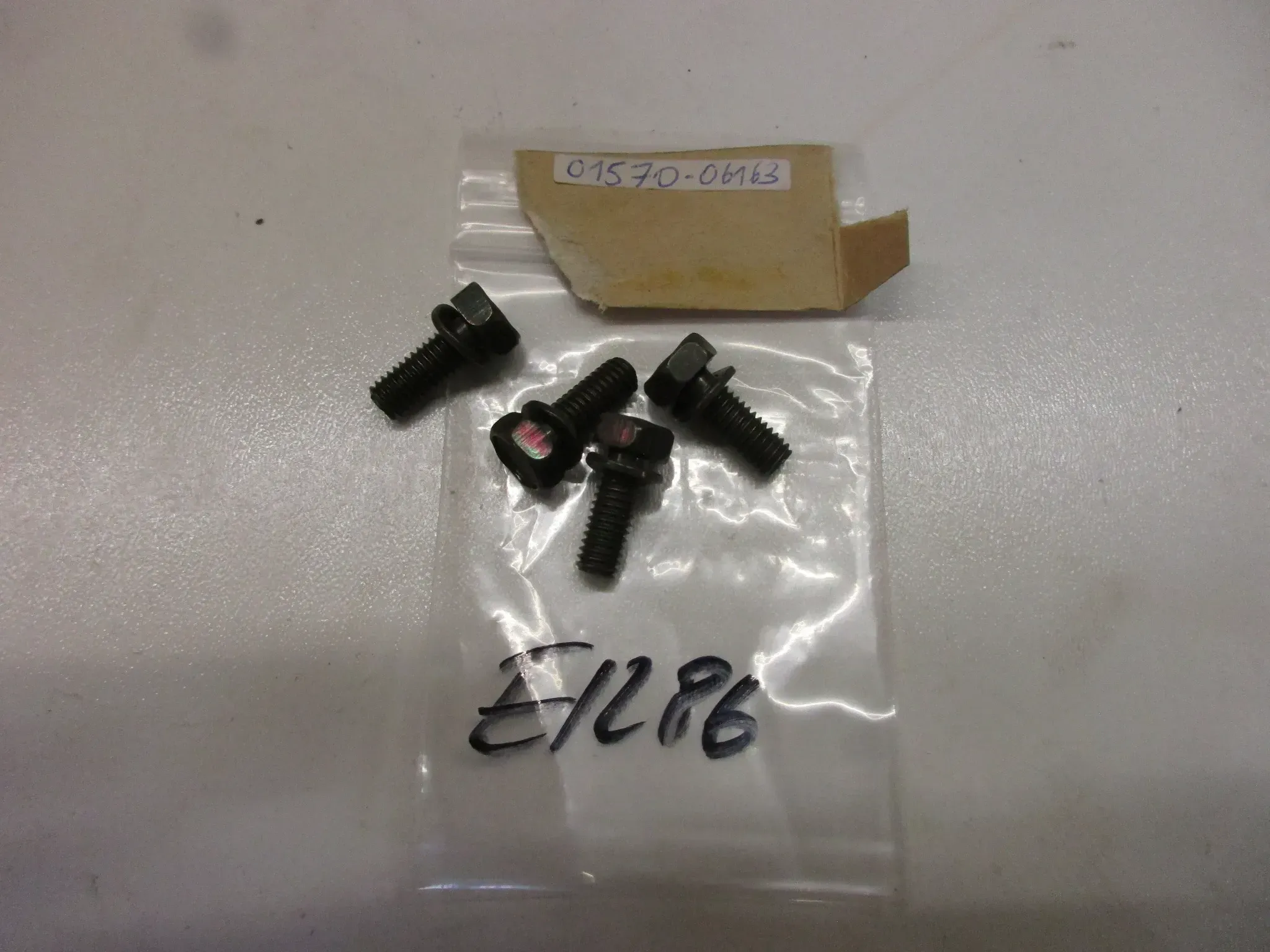 E1286 Suzuki VS 800_1400 GL Schrauben Fender 01570-06163 Bolzen Halter M6 mm - Bild 1