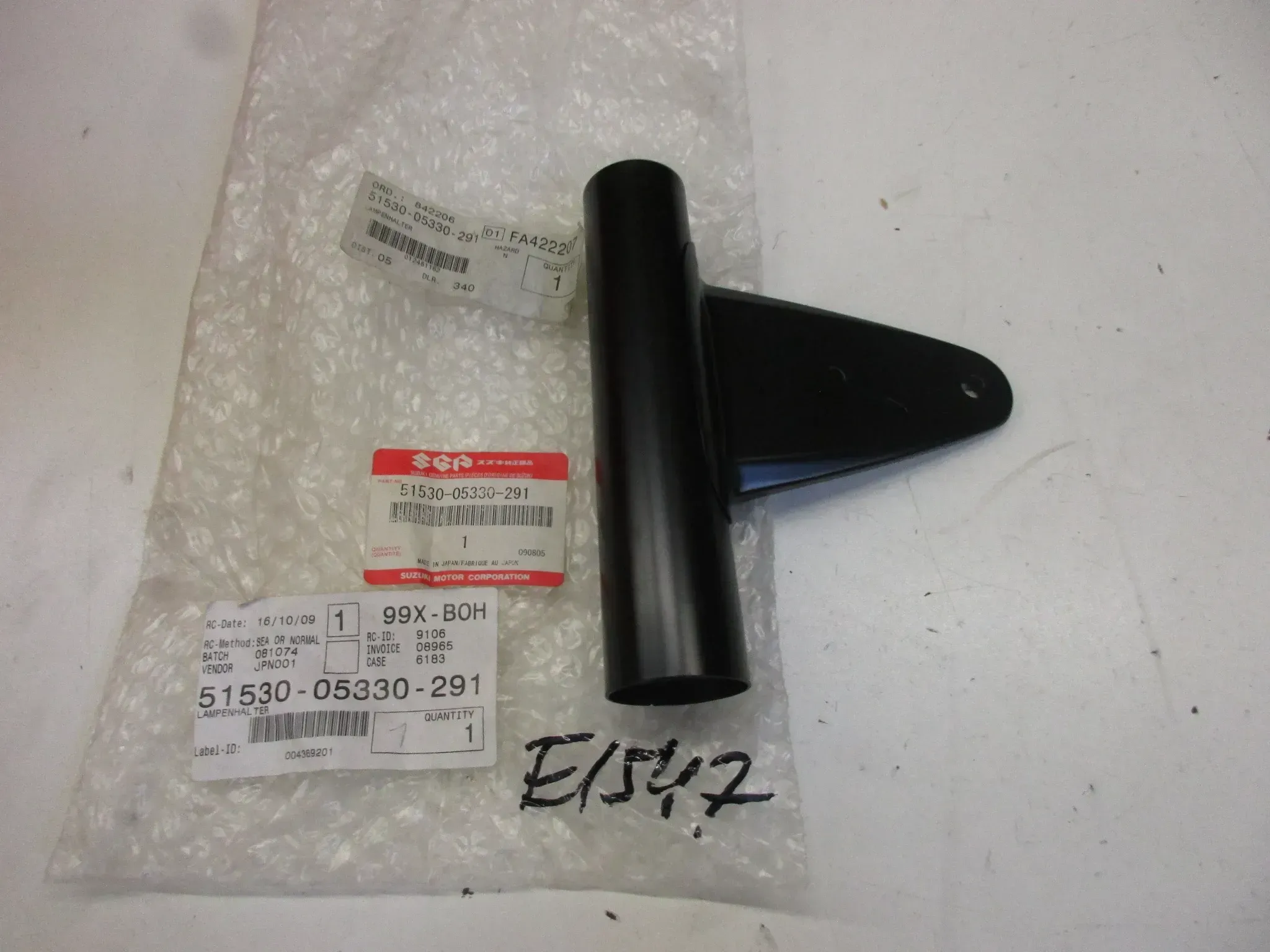 E1547. Suzuki GS 125 ES Lampenhalter 51530-05330-291 vorne rechts Scheinwerferhalter - Bild 1