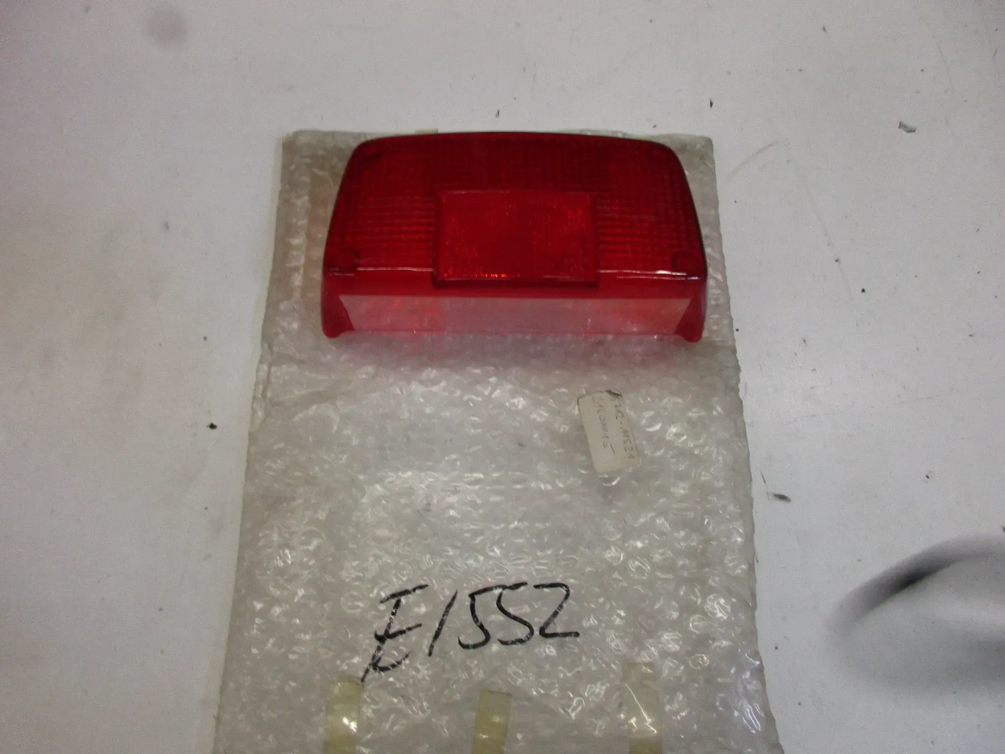 E1552. Suzuki GSX 250_400 Rücklichtglas Ersatzglas 35712-11521 Beleuchtungsglas - Bild 1