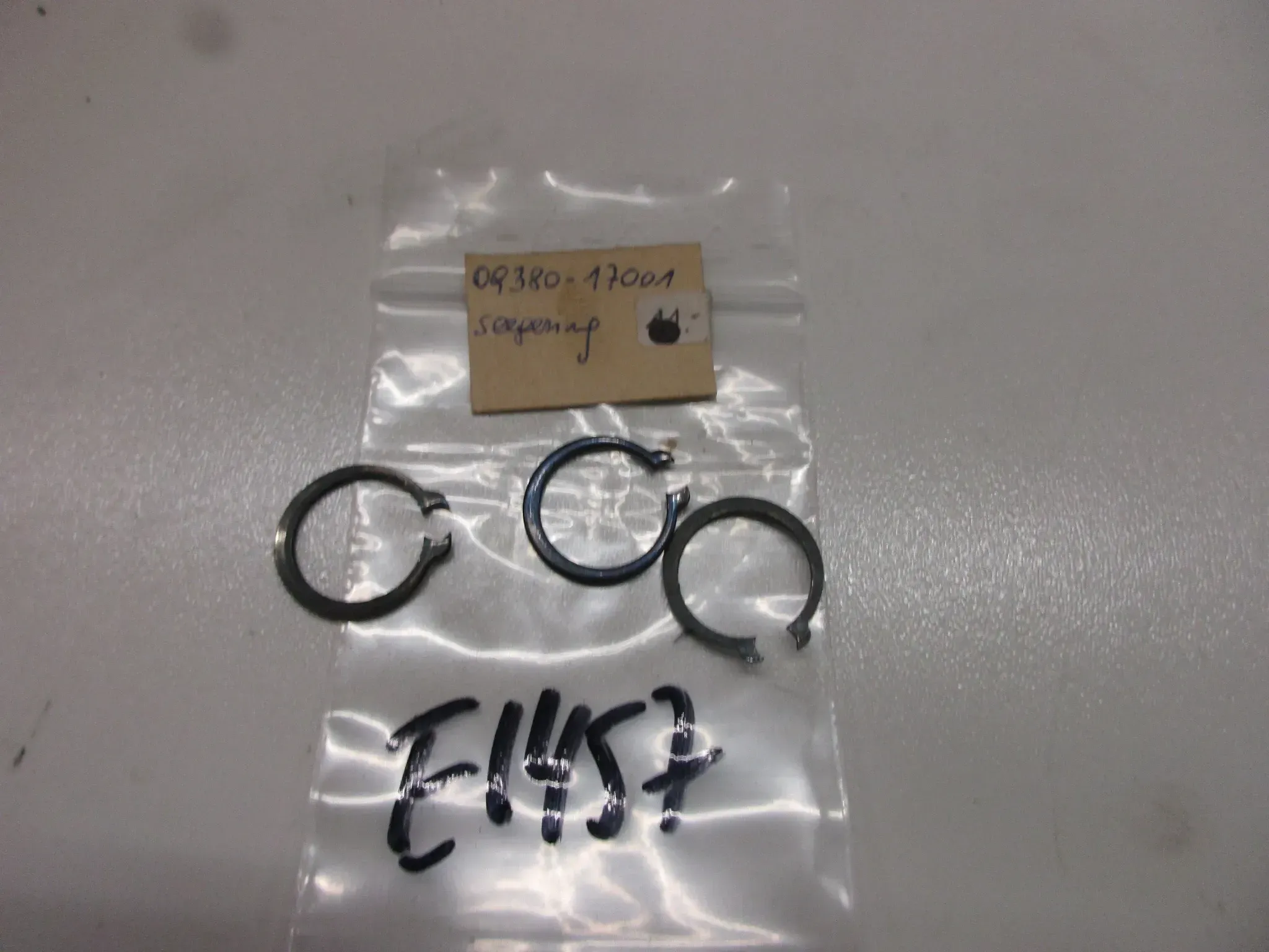 E1457 Suzuki GT 250_380 Sicherungsring 09380-17001 Getriebe Seegering circlip - Bild 1