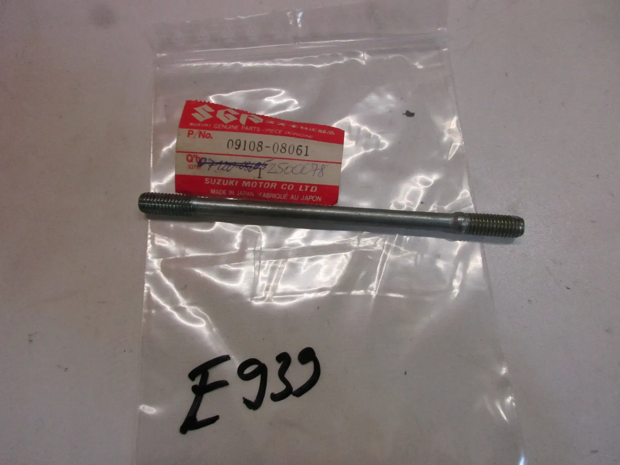 E939. Suzuki GS 550 E GM51B Stehbolzen 09108-08061 Motor M8 x 135 mm Schraube Zylinderstehbolzen - Bild 1