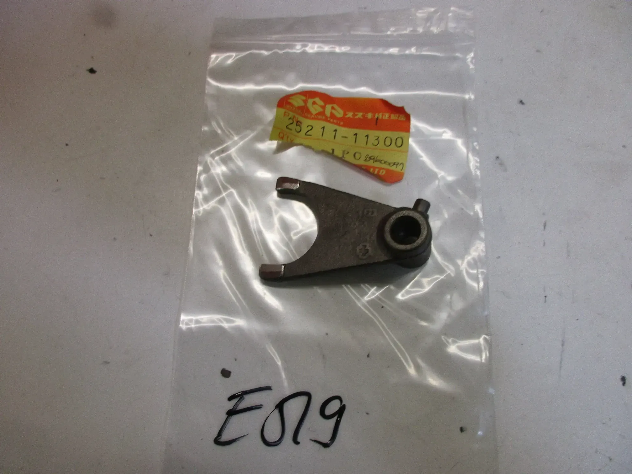 E519. Suzuki GT 250 Schaltklaue Schaltgabel 25211-11300 Getriebe Motor Gang - Bild 1