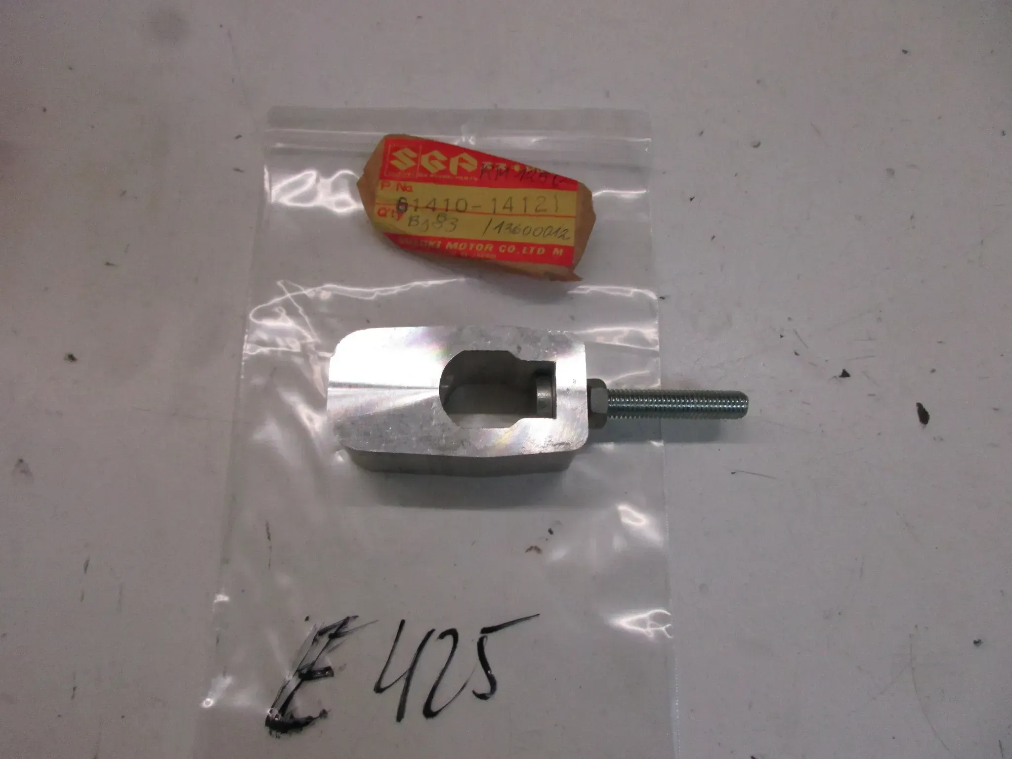 E425. Suzuki RM 125_250 Kettenspanner Kette 61410-14121 Antriebskette Spanner - Bild 1