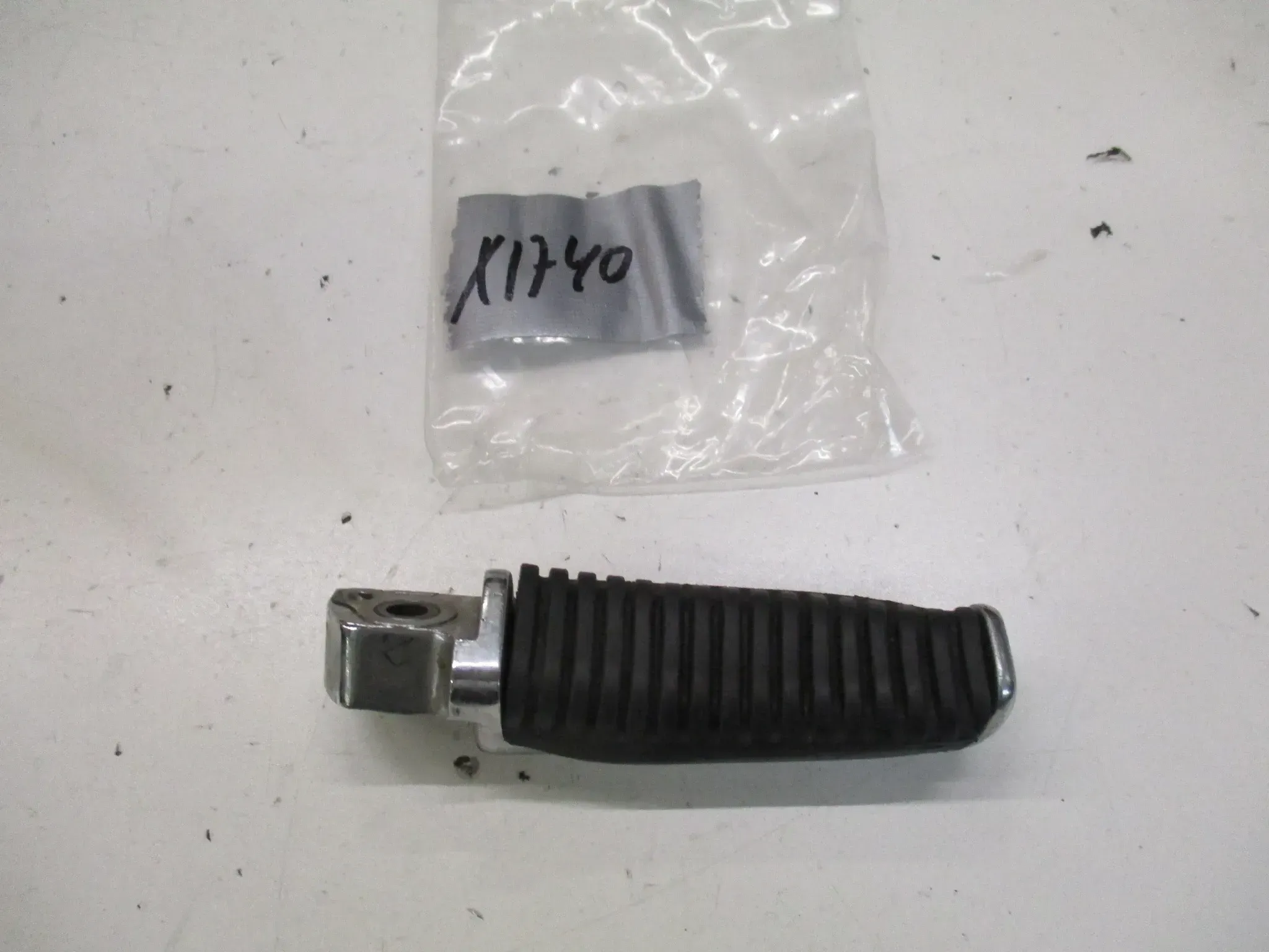 X1740 Suzuki VS 750 Intruder VR51B Fußraste hinten rechts foot rest rear right - Bild 1