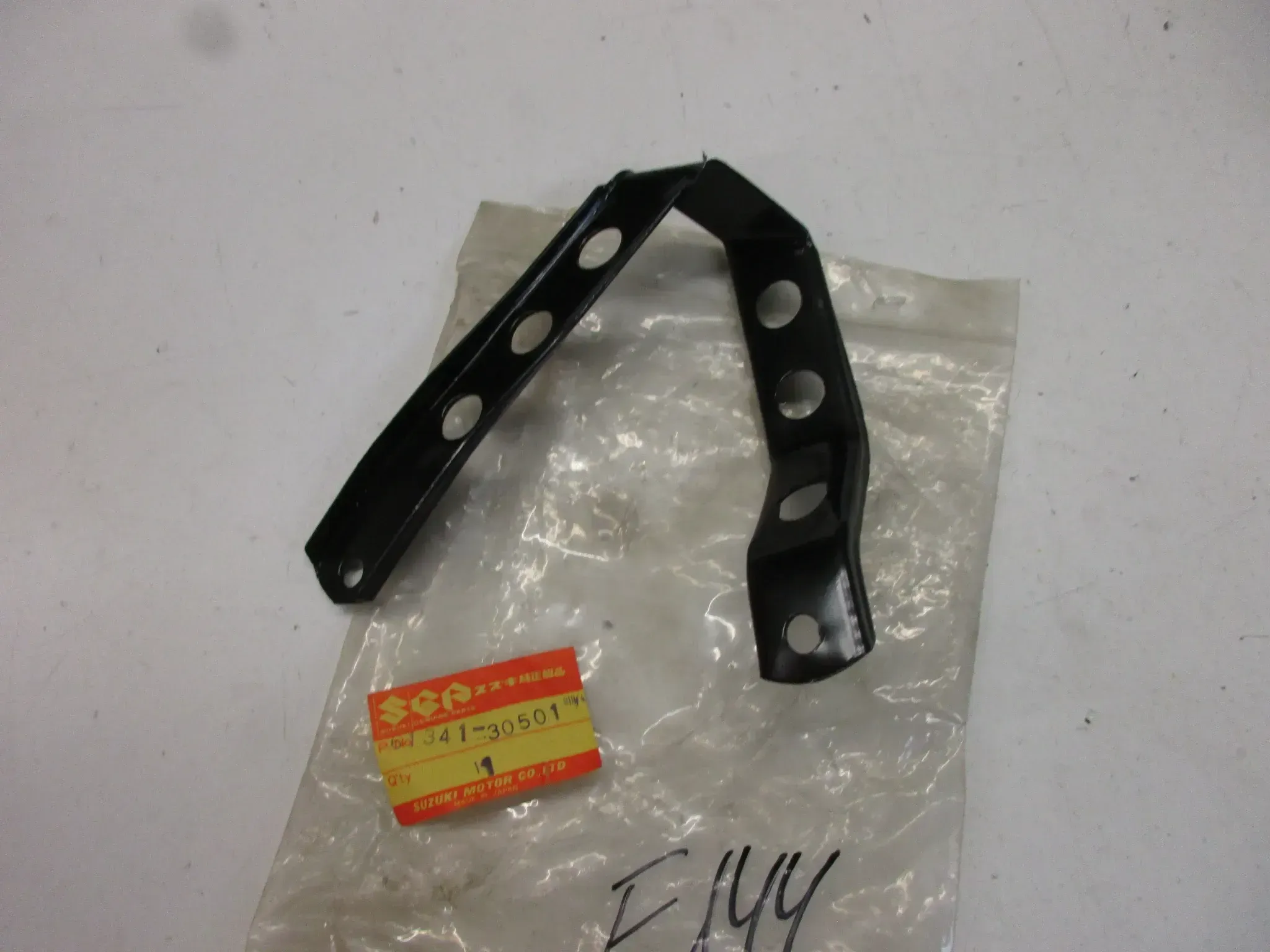 E144. Suzuki DR 250 SE Aufnahme Halter 61341-30501 Bügel Schwinge Kettenschutz - Bild 1