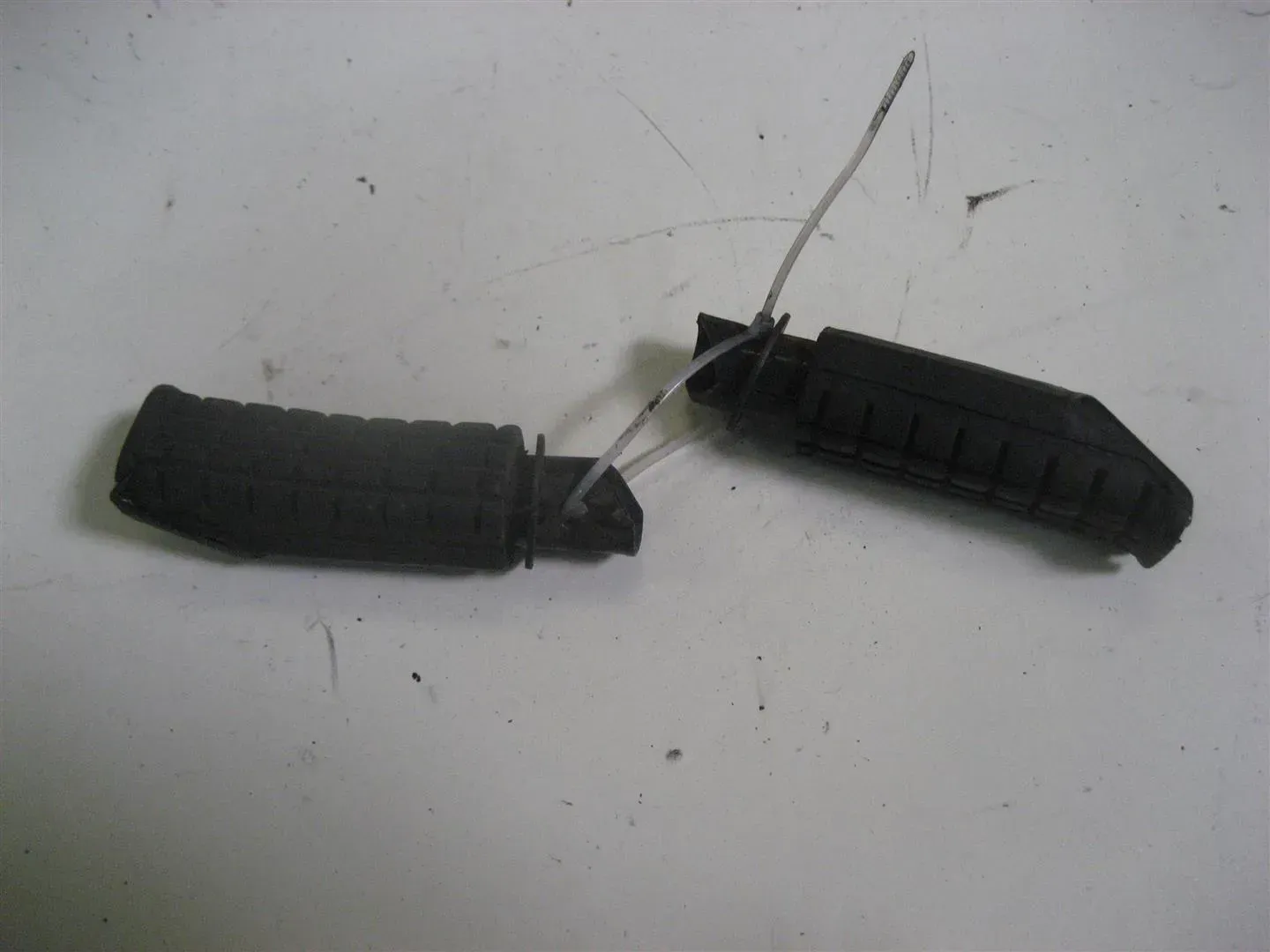 1. HONDA CBR 1000 F SC21 FUßRASTE HINTEN RECHTS LINKS - Bild 1