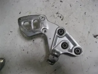 1. SUZUKI GSX 1300 R HAYABUSA GSX-R FUßRASTENHALTER FÜR FUßRASTE VORNE RECHTS - Bild 2